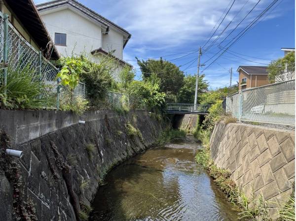 穏やかな川の流れ。そんな光景を家の窓から望むプランなど良いですね