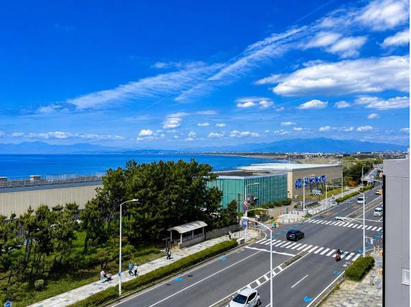 角部屋につき西側の景色（富士山方面）も開放的に望めます。