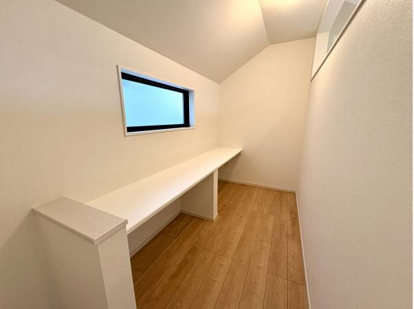 テレワークや趣味時間にちょうど良い落ち着いたカウンター空間