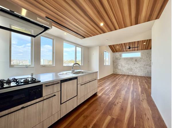 オープンキッチンを採用。作業スペースもゆとりがございます。