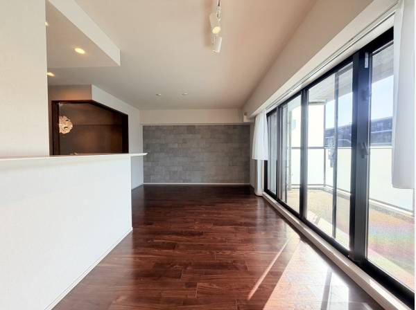 南向きの大変明るいLDK
床暖房付き。足元ぽかぽかです♪