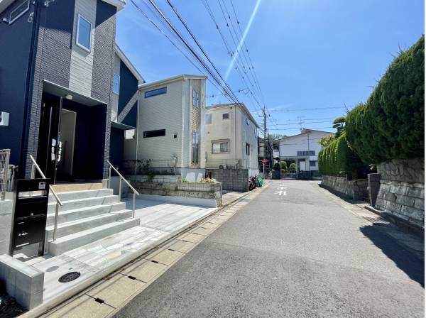 前面道路はゆとりがあります