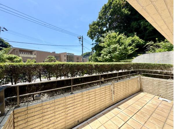 視線を遮る建物はなく開放的な空間