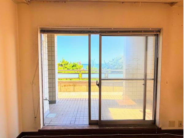 お部屋からも海を望むことができます