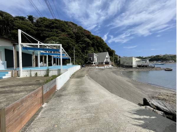 道路を挟んで砂浜