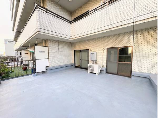 日当たりの良い大型ルーフバルコニー