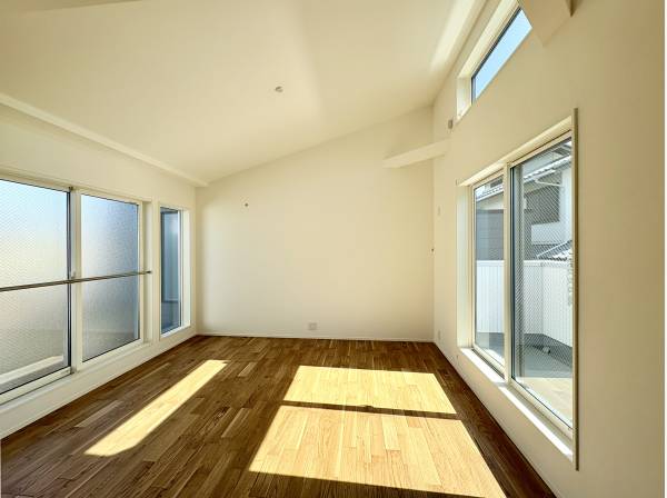 勾配天井の開放的なリビング