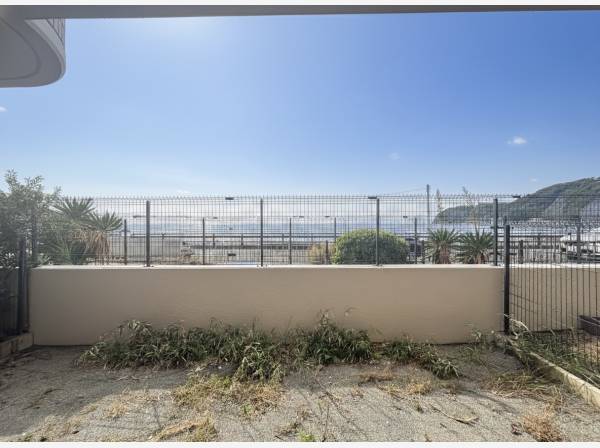 逗子海岸を眺めながらゆっくりと寛ぎいただけます。