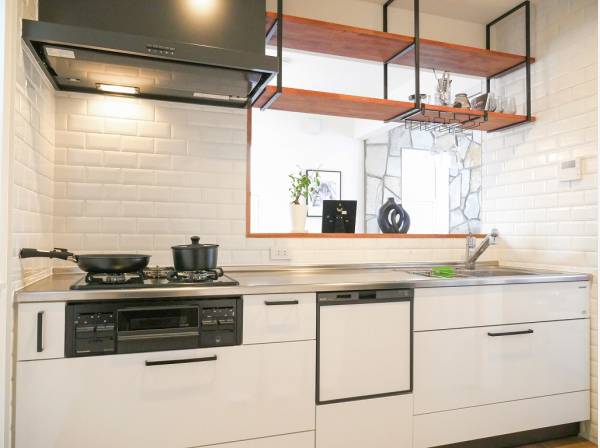 白で統一された可愛らしいキッチンスペース