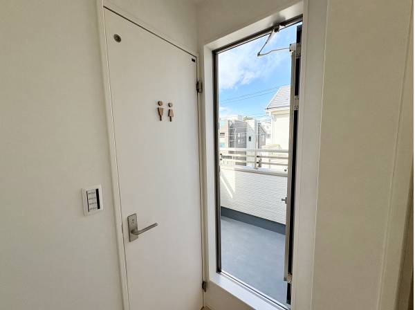 2階にあるお洒落なトイレの扉
小さなバルコニーもあります