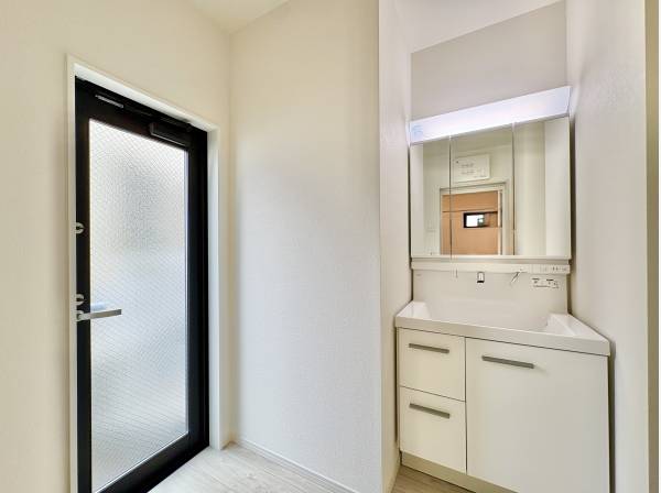 海近ならではの洗面室にある勝手口