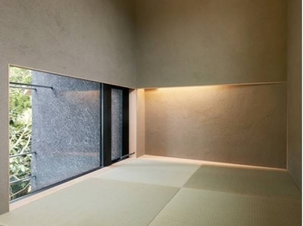 モダンスタイルの趣感じる和室、窓からはあたたかい緑