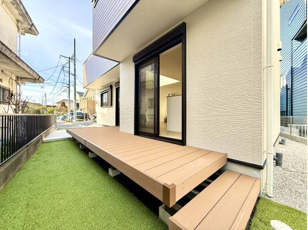 お庭にはウッドデッキ完備