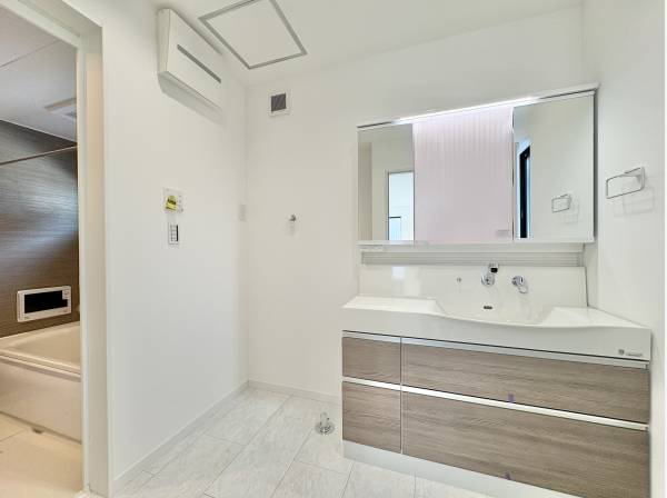 広々とした空間の洗面室