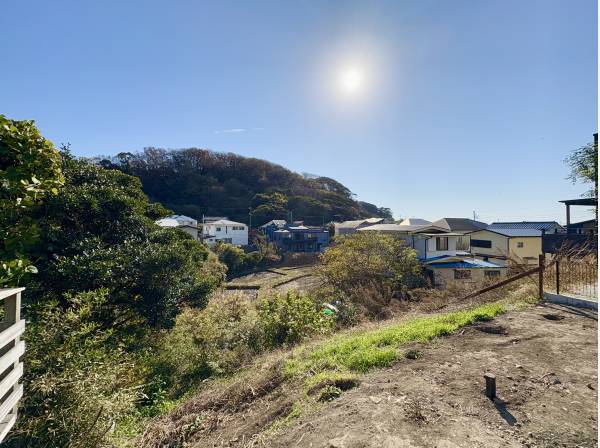 現地の裏側は建物がなく抜け感がございます