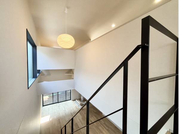 スケルトン階段を使用しており開放感がございます