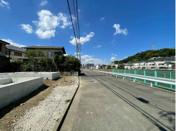 前面道路は広く、その先には川が流れており開放感◎