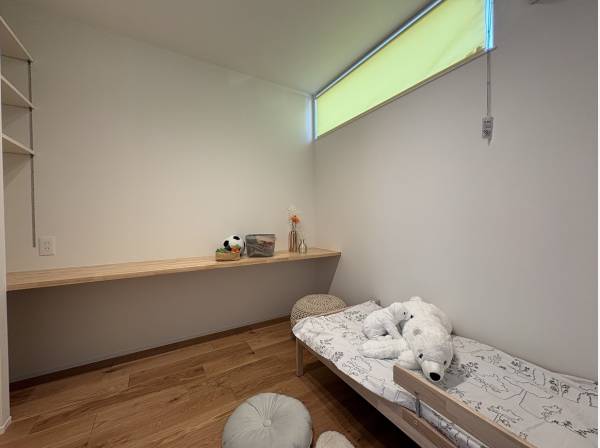 子ども部屋にはカウンターをつけて机いらずに
