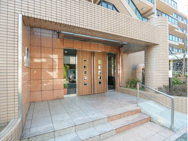 重厚感のあるタイル張りのエントランス