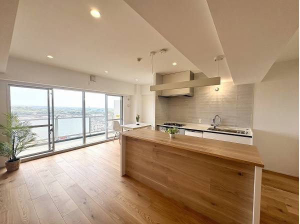 リビングとつながる開放キッチン
視線が抜ける心地よい空間