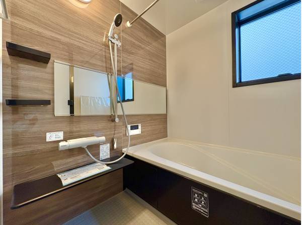 足を伸ばせる浴槽は、心身ともにしっかりと疲れを癒してくれます