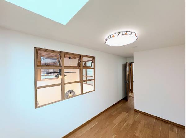 天窓を採用した明るい洋室