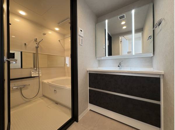 サニタリールームとバスルーム