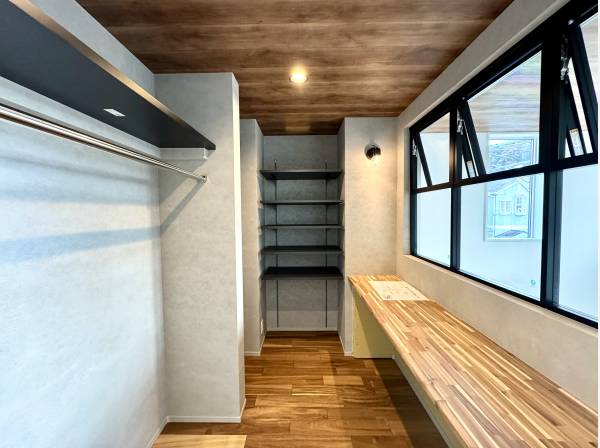 書斎やクロークとしても使えるマルチスペース