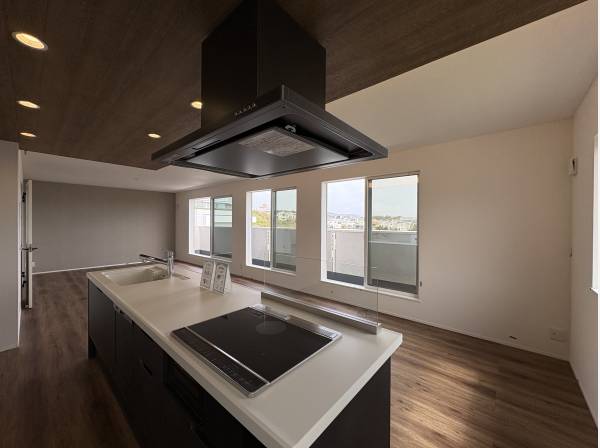 キッチンからも海が見えます