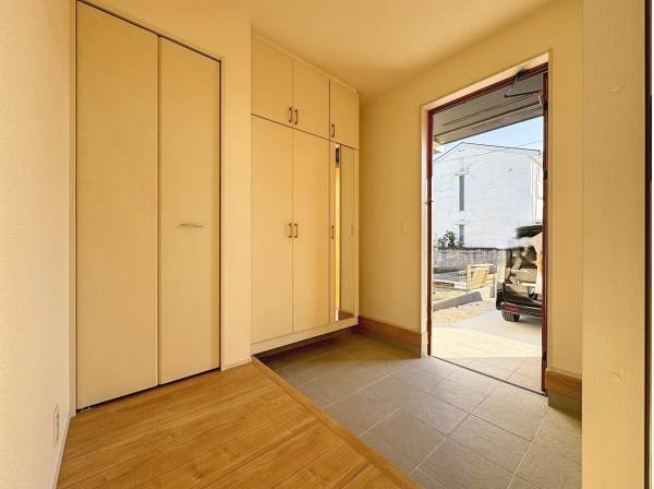 一度に何人か出入りできる広さの玄関。