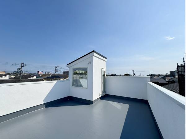 約15帖の広々ルーフバルコニー。