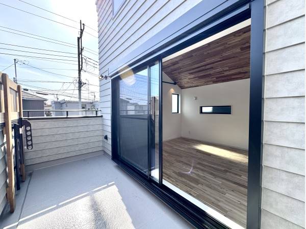 大きな窓が特徴的で広々としたワイドバルコニー