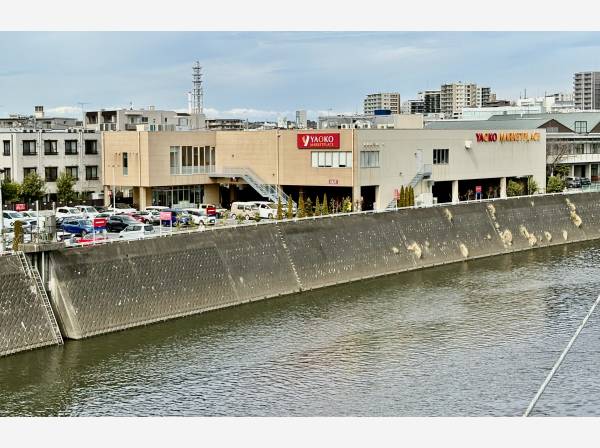 目の前は川で、スーパーのヤオコーまで徒歩5分なので買い物便利です。