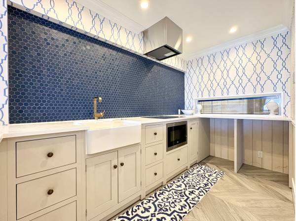 キッチンは奥行きのあるカウンターバーがあります