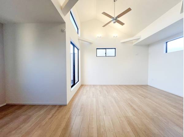 天井も高く明るい室内