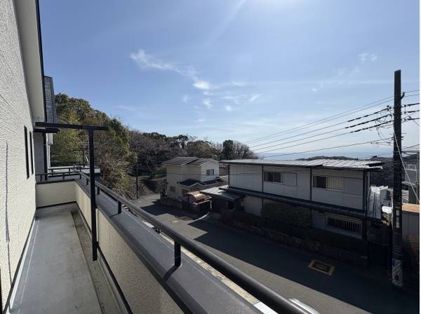 バルコニーからは海と緑を望めます！