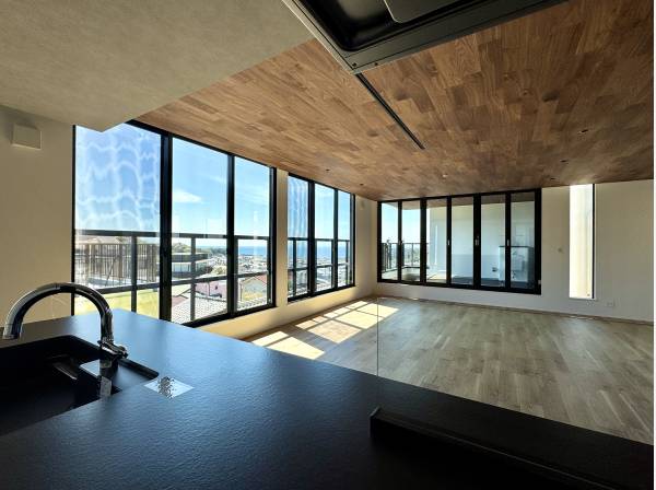 景色を存分に楽しめるよう窓数を多く配置したリビング