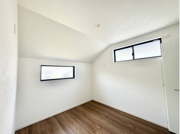 洋室2面採光のため、日中の部屋は明るい！
電気代も節約できます！