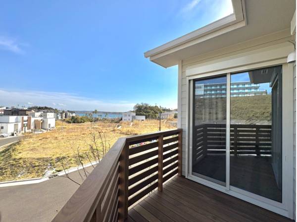 心地よい風を感じるウッドバルコニー