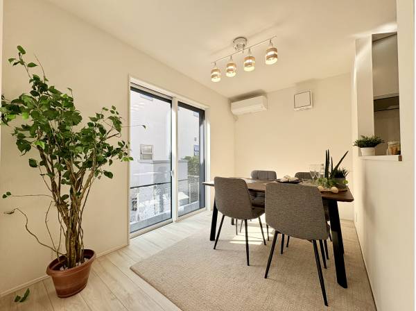 ご家族で食卓を囲んで楽しい夜食を