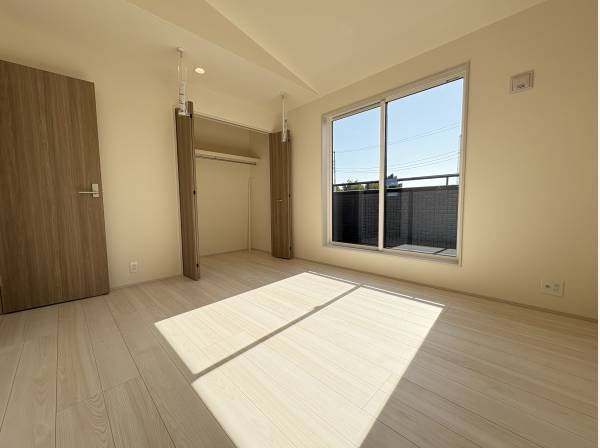 洋室も陽当たり良好です