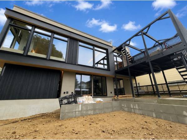 木製羽目板張りのデザイナーズハウス