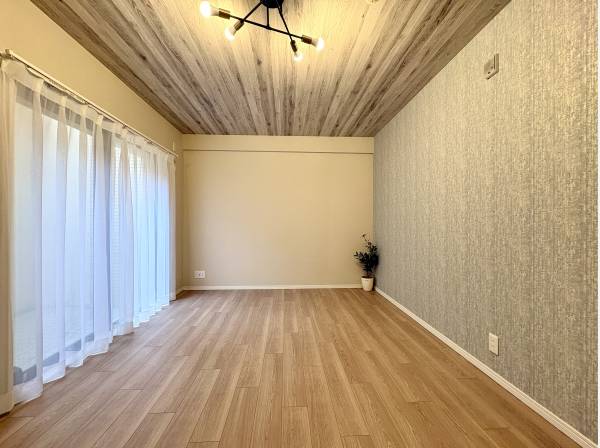 ドライエリアへ繋がる洋室