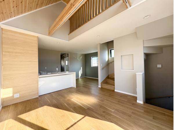 吹抜天井が明るく開放的な空間を演出します。