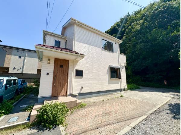 青空と緑に囲まれた落ち着きのある環境