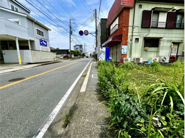 県道「腰越大船線」に面しています。