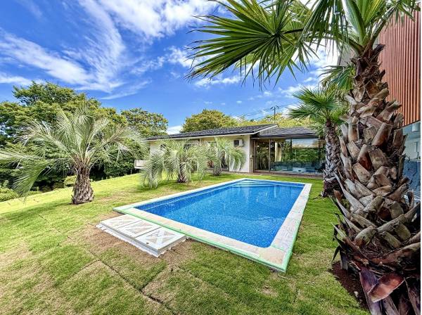 中庭には新たにプールを新設し遊び心をプラス♪