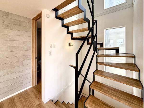 １階～屋上まで空間に軽やかな抜け感を生む、アイアン手摺のスケルトン階段