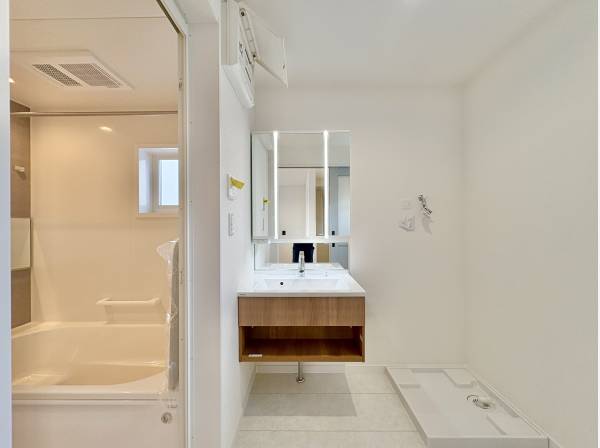 造作の洗面化粧台が特別感を演出します