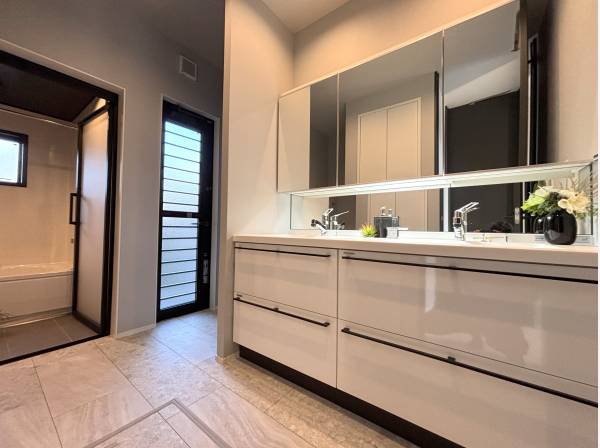 ダブルボウルのゆったりとしたパウダールーム